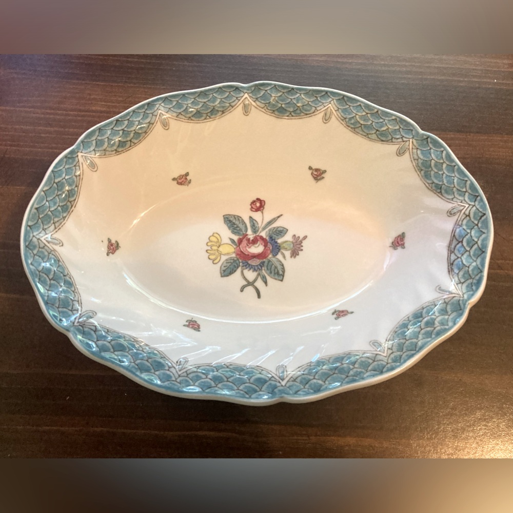 Vtg Royal Doulton vegetable bowl EUC